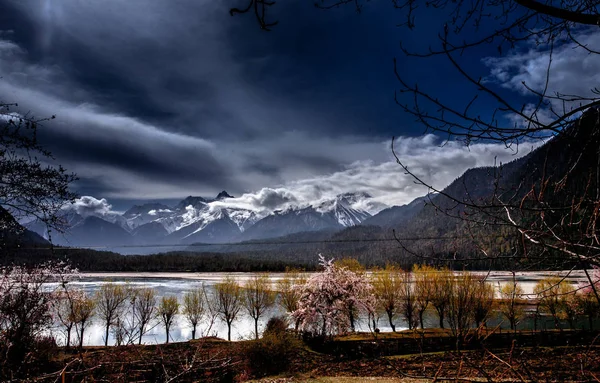 Paisagem Inverno Com Neve Montanhas — Fotografia de Stock