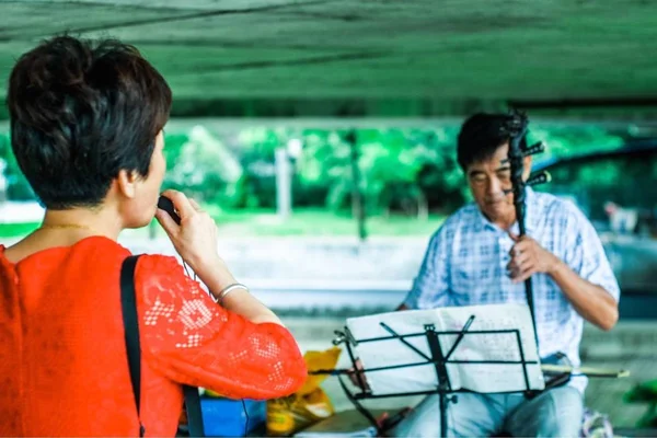 Asiático Hombre Mujer Usando Tableta — Foto de Stock