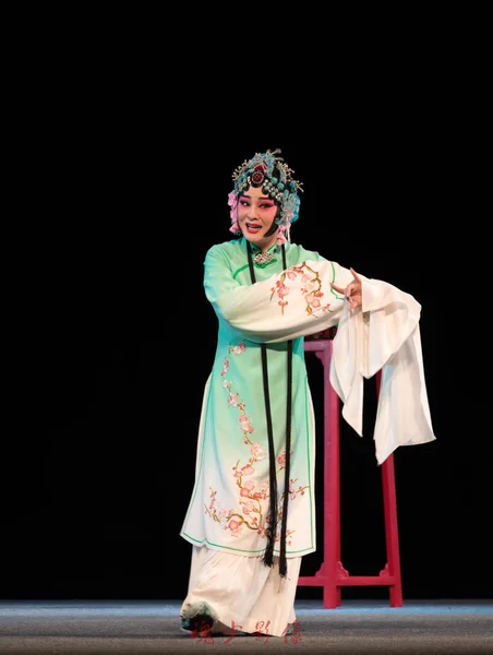 Belle Femme Costume Traditionnel Avec Bouquet Fleurs — Photo