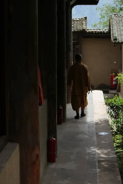 Hombre Está Caminando Ciudad China — Foto de Stock