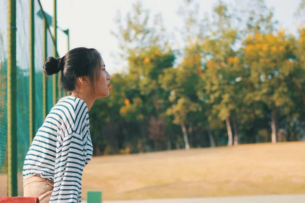 Parktaki Genç Asyalı Kadın — Stok fotoğraf