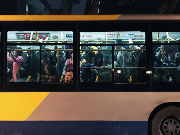 Tren Pasajeros Está Esperando Autobús — Foto de Stock