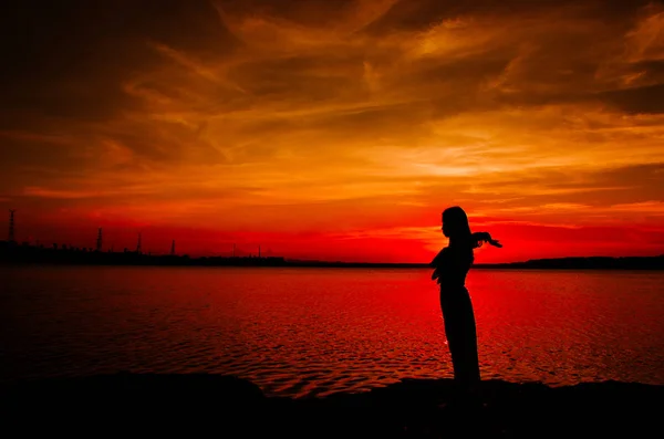 Silhueta Uma Mulher Praia Pôr Sol — Fotografia de Stock