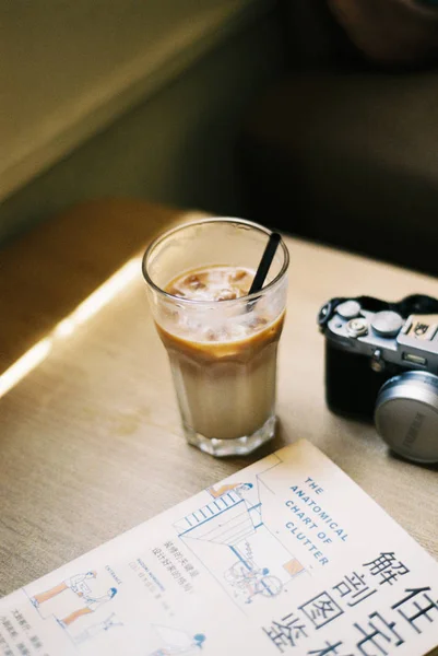 テーブルの上のコーヒーカップとノートは — ストック写真