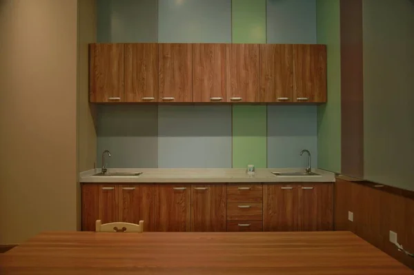 Interior Dapur Modern Dengan Meja Kayu Dan Kursi — Stok Foto