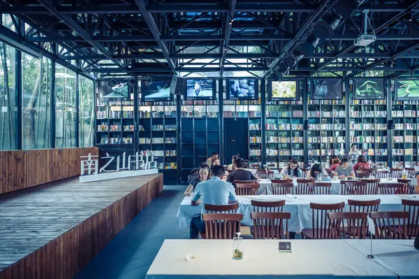 Hermosa Joven Cafetería — Foto de Stock