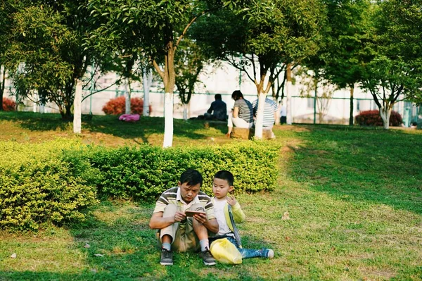 Familia Joven Sentada Hierba Parque — Foto de Stock