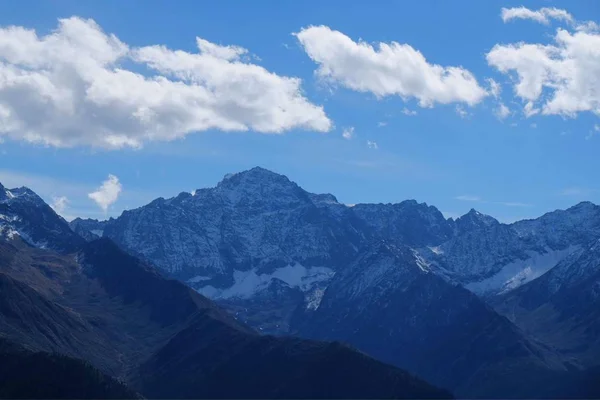 Paisaje Montaña Con Montañas Cielo Azul — Foto de Stock