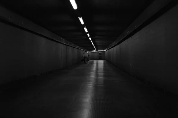 黑白相间的地下隧道 — 图库照片