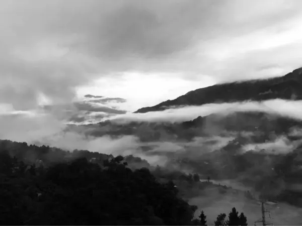 Nubes Blancas Negras Las Montañas — Foto de Stock