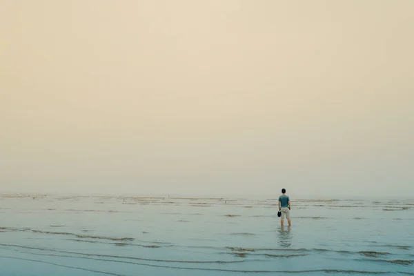 Mujer Joven Vestido Rosa Caminando Por Playa — Foto de Stock
