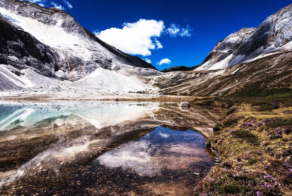 Гірський Пейзаж Снігом Озером — стокове фото
