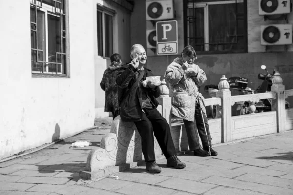 Foto Blanco Negro Una Joven Pareja Ciudad — Foto de Stock