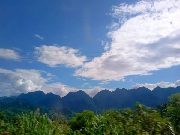 Hermoso Paisaje Con Montañas Cielo Azul — Foto de Stock
