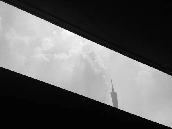 Foto Blanco Negro Ventana Con Reflejo Del Cielo — Foto de Stock