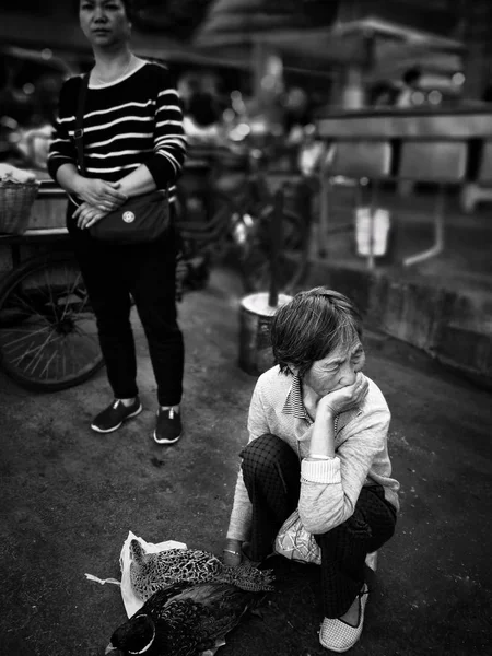 Retrato Blanco Negro Una Niña Niño Jugando Con Helado Parque — Foto de Stock