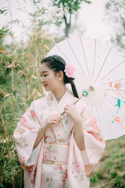 Młody Asian Kobieta Kimono Stwarzające Natura — Zdjęcie stockowe