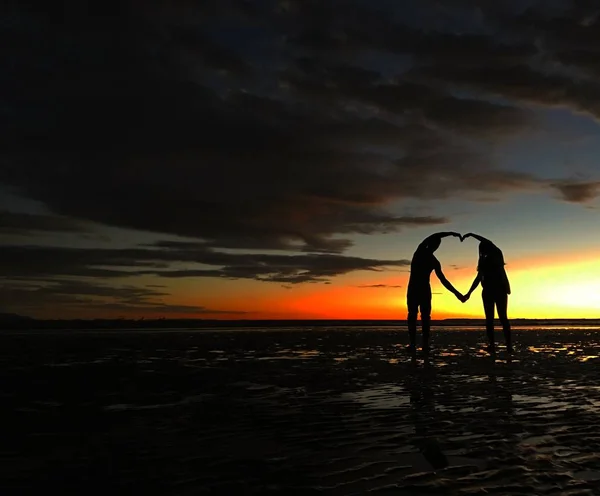 Silueta Una Pareja Enamorada Atardecer — Foto de Stock