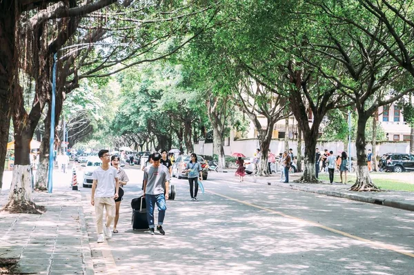 Gente Caminando Por Ciudad — Foto de Stock