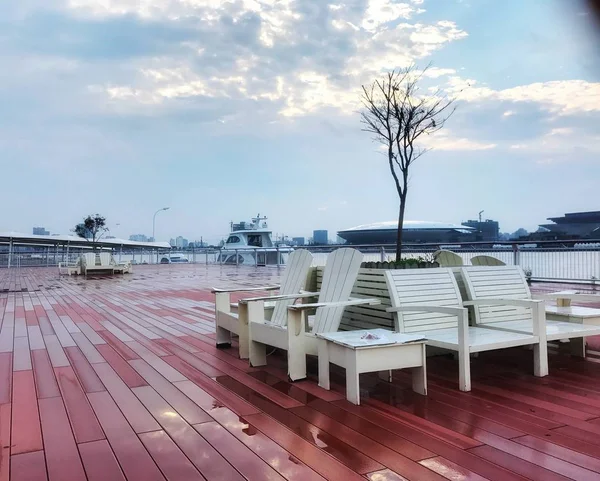 Lege Houten Tafel Met Stoelen Tafels Bij Zonsondergang — Stockfoto