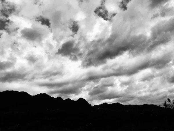 Černé Bílé Mraky Horách — Stock fotografie