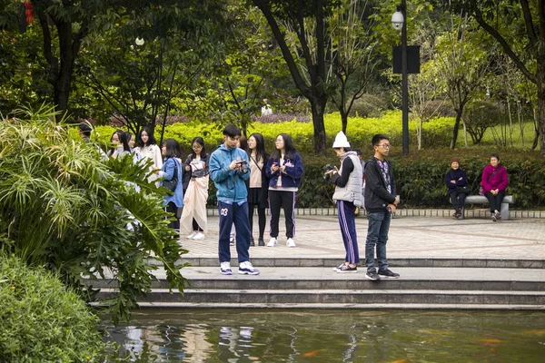 Grupo Personas Caminando Parque — Foto de Stock