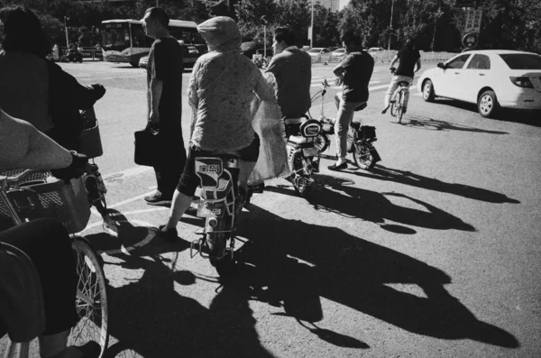 Imagen Blanco Negro Una Multitud Personas Caminando Por Calle — Foto de Stock