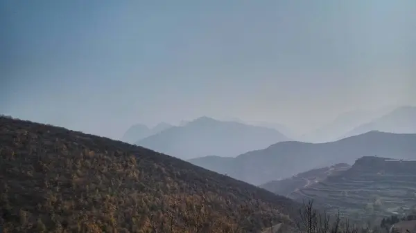 Paisaje Montaña Con Niebla Cielo Azul — Foto de Stock