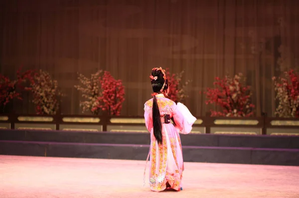 Mujer Joven Baile Kimono Ciudad — Foto de Stock