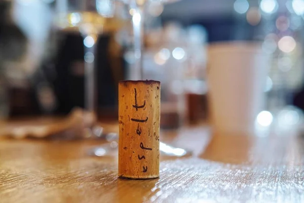 Mesa Madeira Com Copos Vinho Garrafa Champanhe — Fotografia de Stock