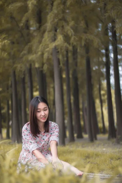 Cute Asian Kobieta Parku — Zdjęcie stockowe