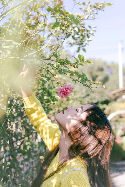 Schöne Junge Frau Posiert Mit Blumen — Stockfoto