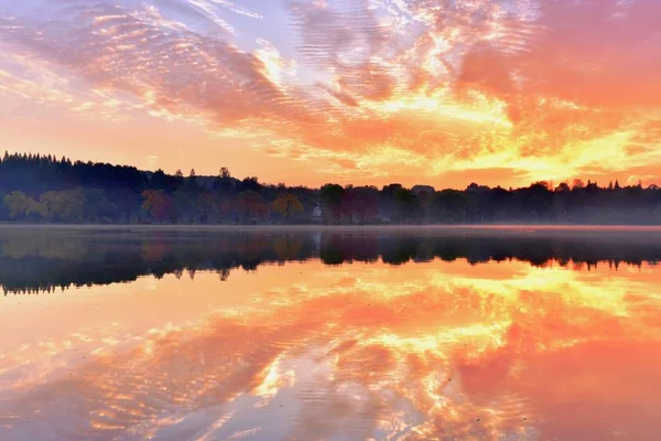 Colorido Atardecer Sobre Lago —  Fotos de Stock