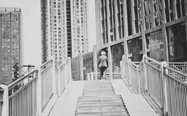 Черно Белое Фото Девушки Городе — стоковое фото