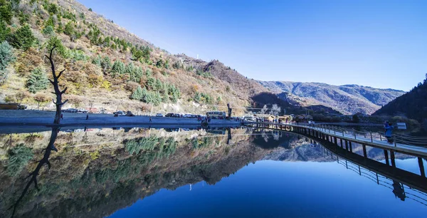 Uitzicht Een Meer Bergen — Stockfoto