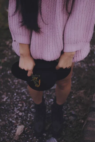 Mujer Joven Vestido Negro Con Una Mochila Calle — Foto de Stock