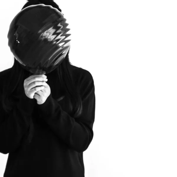 Retrato Blanco Negro Una Joven Con Sombrero Casco Con Pistola — Foto de Stock