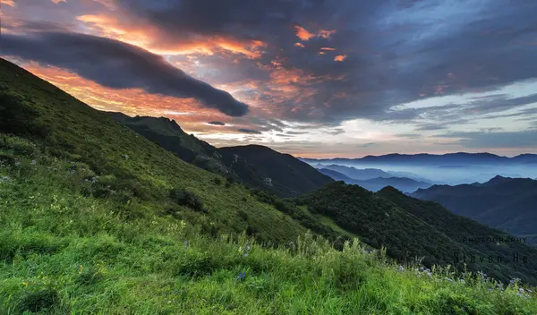 Krásný Západ Slunce Horách Přírodě Obloze — Stock fotografie