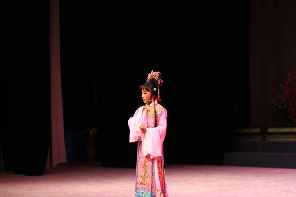 Mujer Joven Traje Tradicional Practicando Danza Tailandesa — Foto de Stock