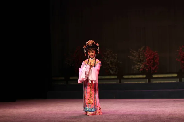 Mujer Joven Kimono Con Una Bufanda Fondo — Foto de Stock