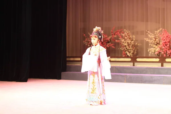Mujer Joven Kimono Con Ramo Flores Las Manos Novia — Foto de Stock