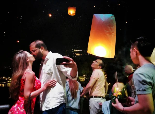 Jóvenes Felices Celebrando Año Nuevo Noche — Foto de Stock