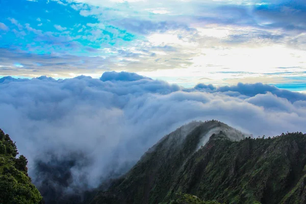 Прекрасные Облака Горах — стоковое фото