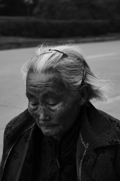 Retrato Una Triste Anciana — Foto de Stock