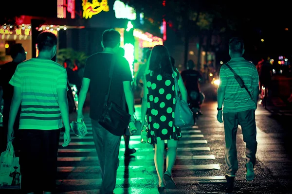 Gente Caminando Por Ciudad Por Noche — Foto de Stock