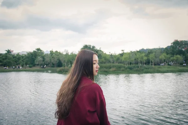 Молодая Женщина Озере — стоковое фото
