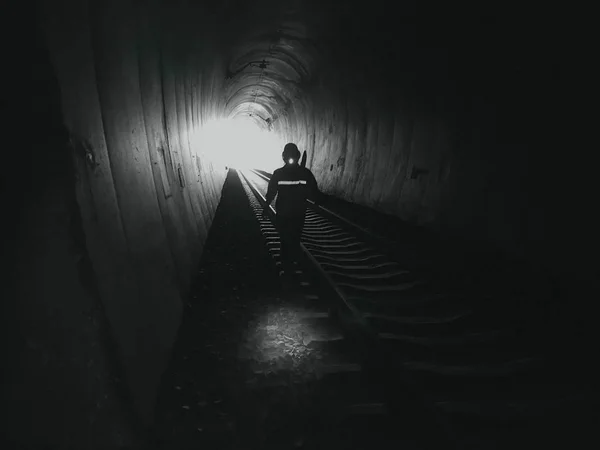 Hombre Vestido Negro Caminando Las Escaleras — Foto de Stock