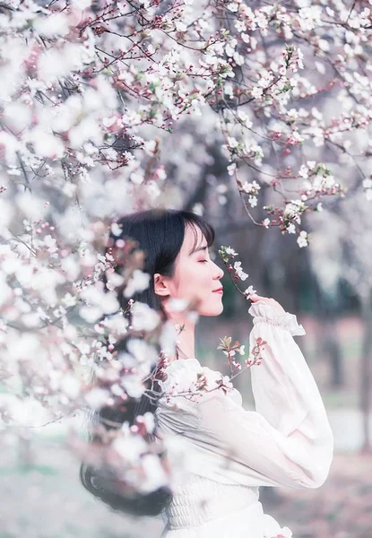 Wesoły Asian Kobieta Ogrodzie Pełnym Drzew Kwiaty — Zdjęcie stockowe