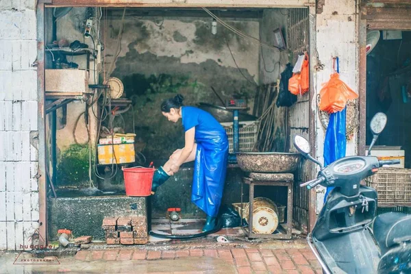 Hombre Uniforme Con Una Máscara Gas Una Botella Spray — Foto de Stock