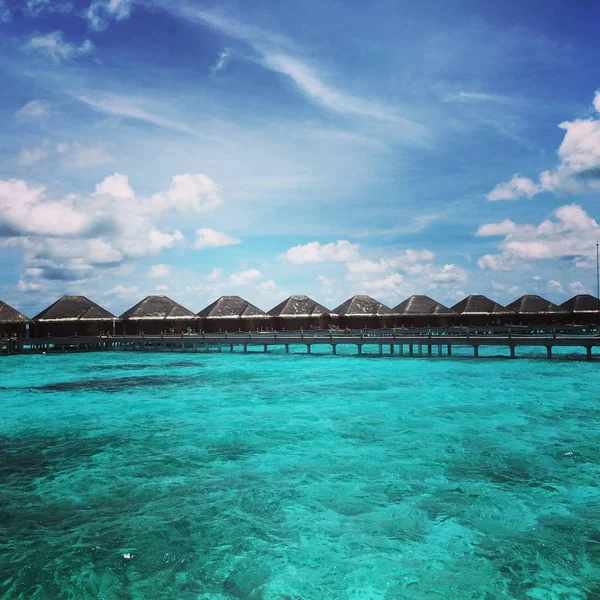 Hermosa Playa Tropical Con Agua Mar Cielo Azul — Foto de Stock